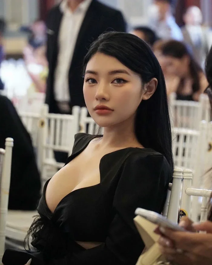 Hình gái xinh bốc lửa khoe ngực