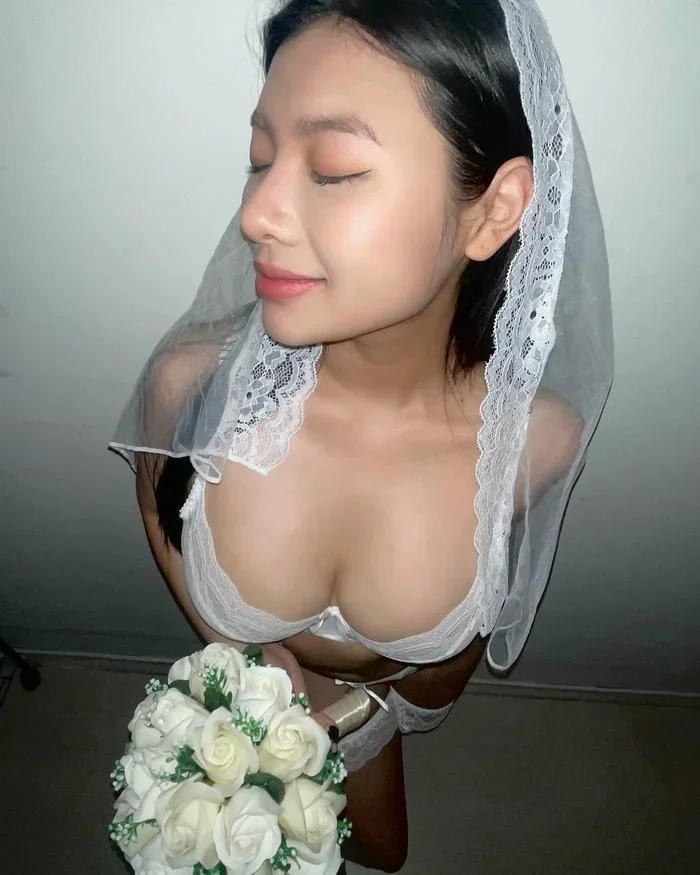 Ảnh gái xinh khoe ngực dâm cuồng