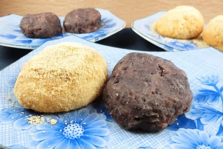 Đĩa bánh gạo nếp Nhật nhiều màu đặt trên đĩa hoa xanh