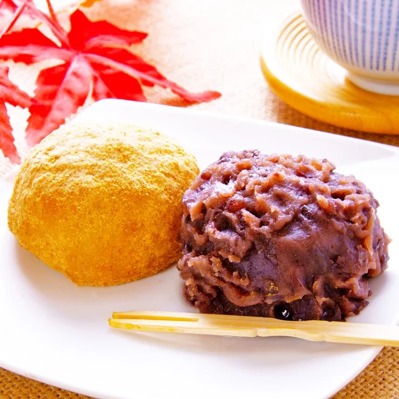Đĩa bánh ngọt nhân đậu đỏ và bánh phủ bột