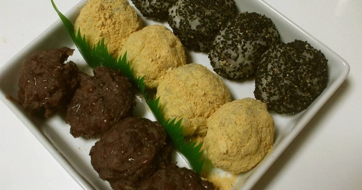 Khay bánh nếp nhiều màu gồm vị đậu đỏ, vàng và phủ mè