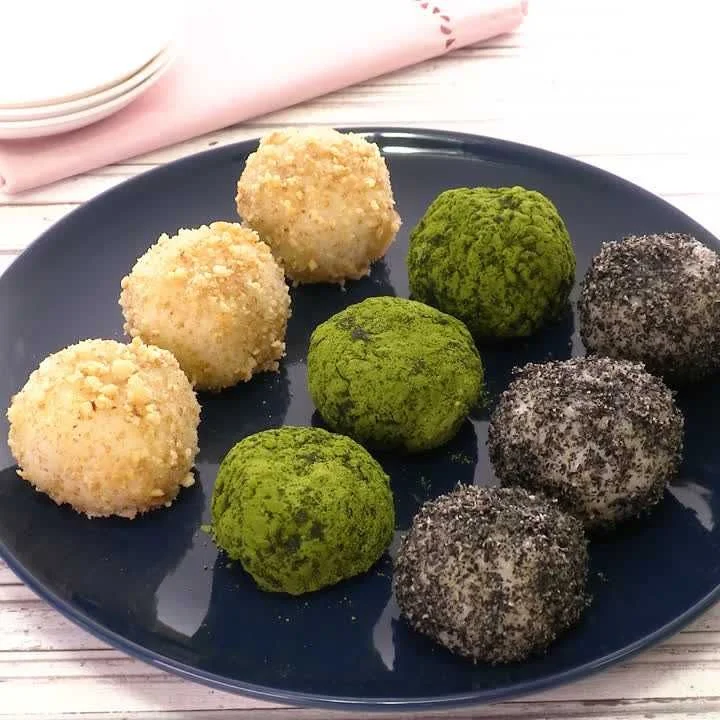 Đĩa bánh nếp tròn phủ mè và bột trà xanh
