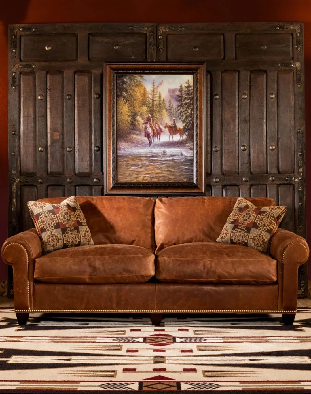 Sofa da nâu cùng gối họa tiết trong phòng khách cổ điển