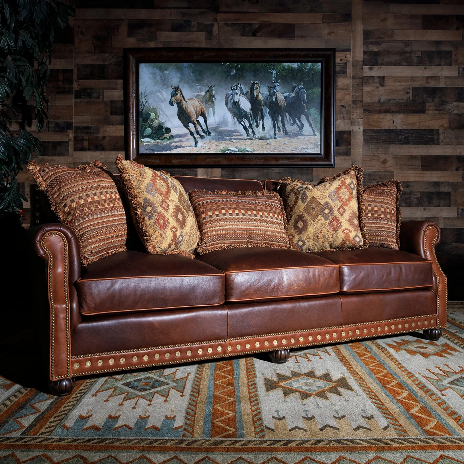 Sofa da nâu trong phòng khách phong cách mộc với gối trang trí