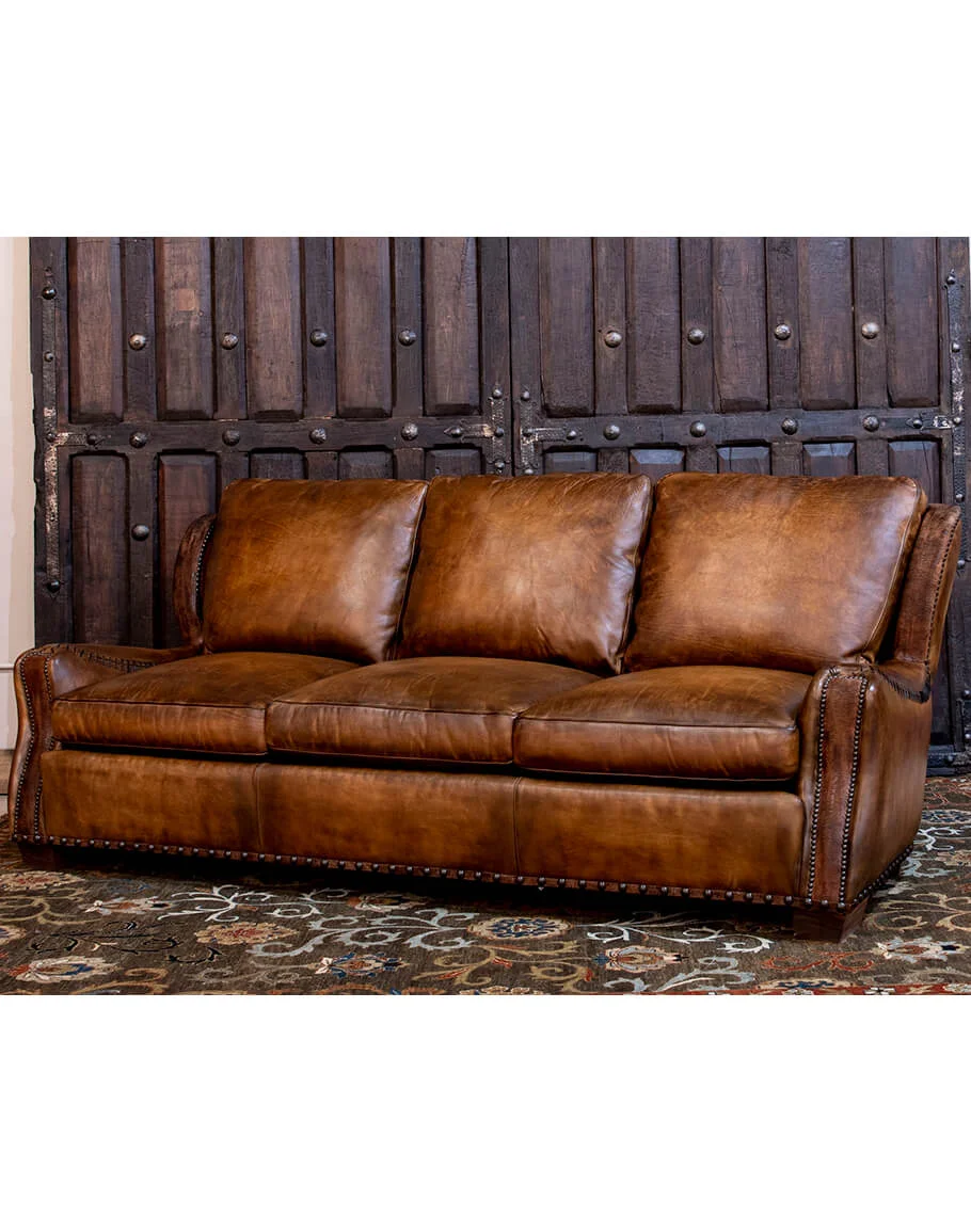 Sofa da nâu kiểu cổ điển trước bức tường gỗ tối màu