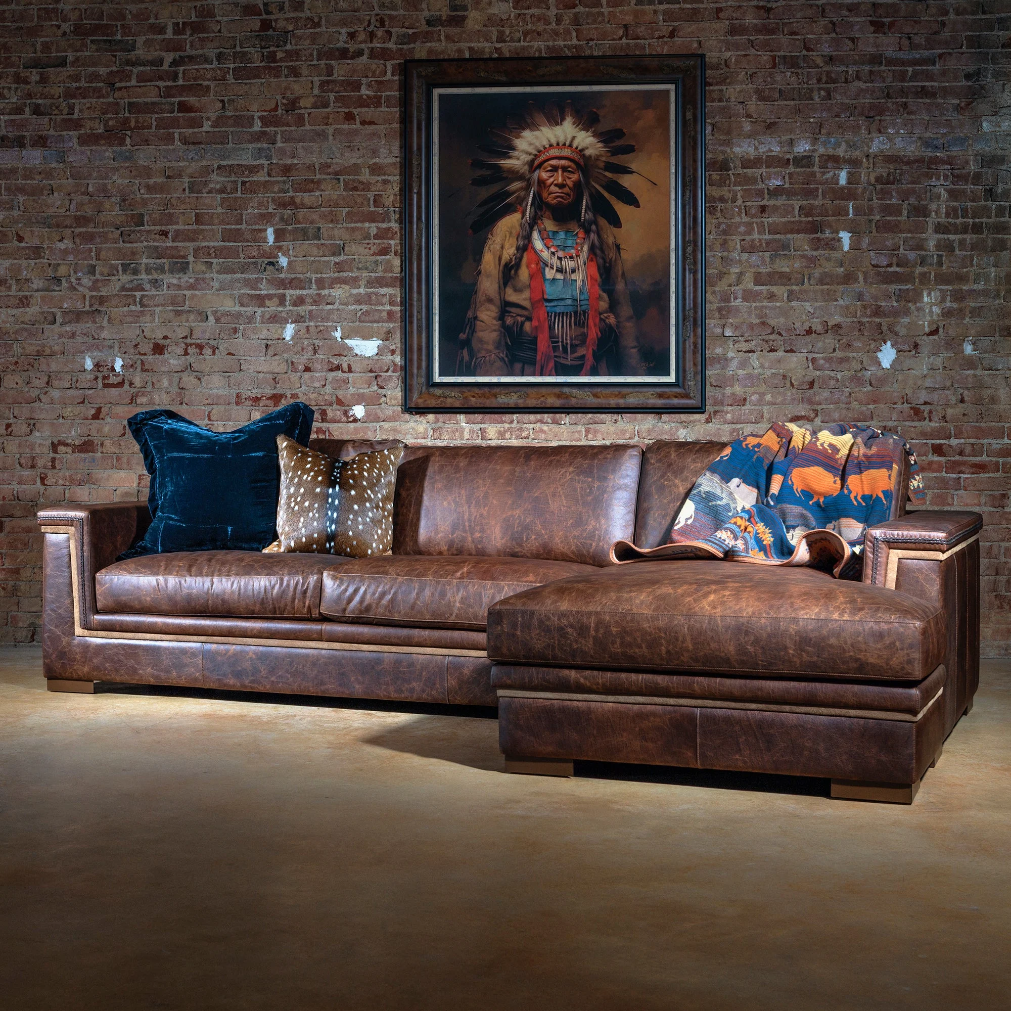 Sofa da nâu trong phòng khách tường gạch với tranh chân dung