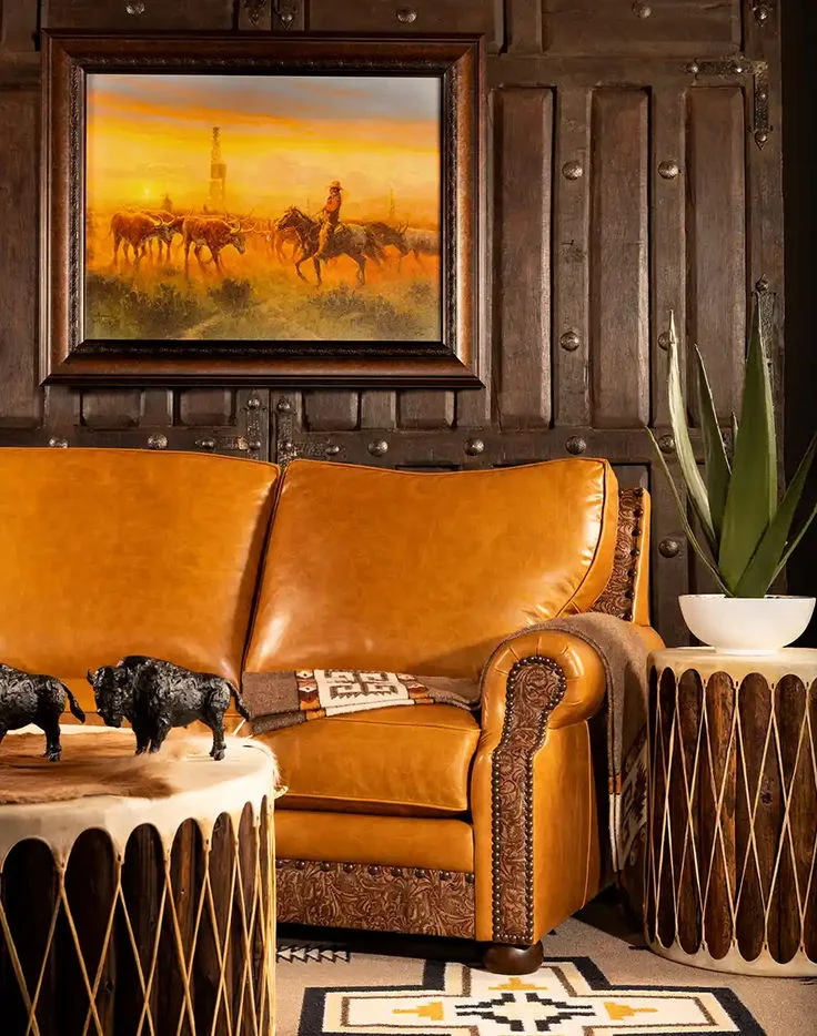 Cận cảnh sofa da nâu trong phòng khách rustic
