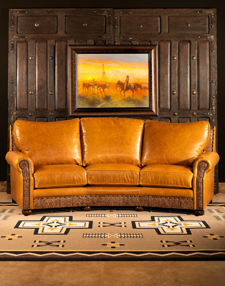 Sofa da màu cam nâu đặt trên thảm họa tiết