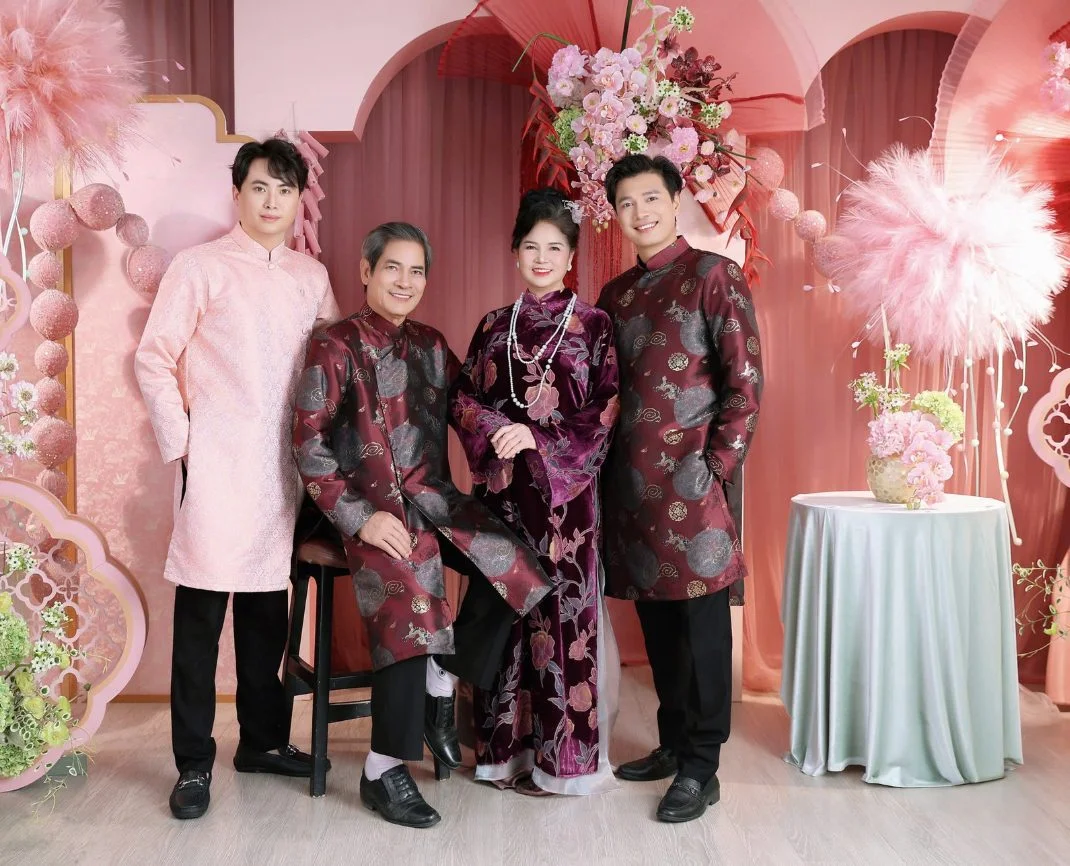 Nhóm gia đình mặc áo dài họa tiết hoa chụp ảnh trong không gian xuân
