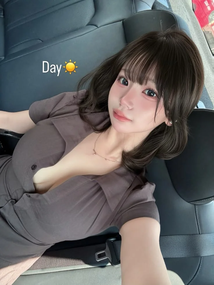 gái xinh không che - chân dung cô gái trẻ xinh xắn tự sướng selfie trong xe hơi, makeup tự nhiên, không qua chỉnh sửa