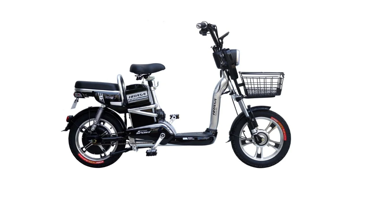Mẫu xe đạp điện màu trắng bạc có giỏ trước trên nền trắng