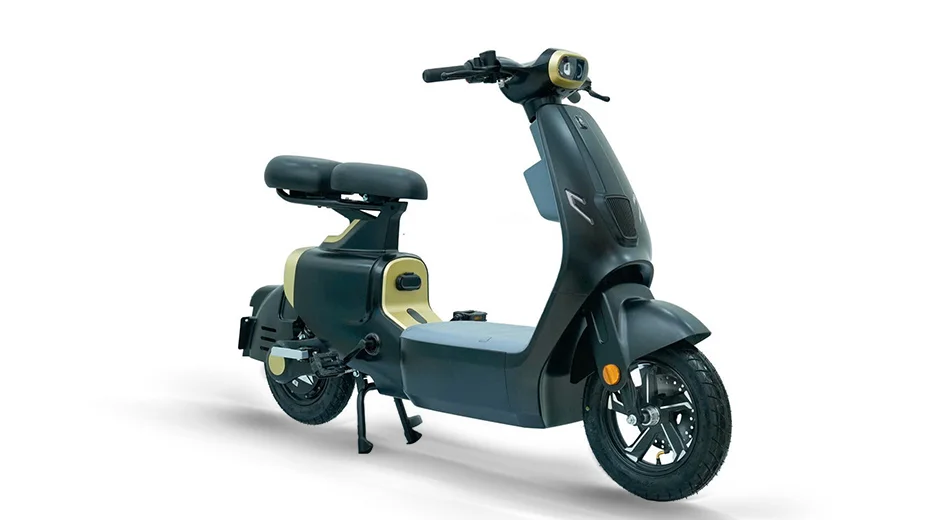 Mẫu xe đạp điện màu xanh rêu đậm dáng nhỏ gọn trên nền trắng