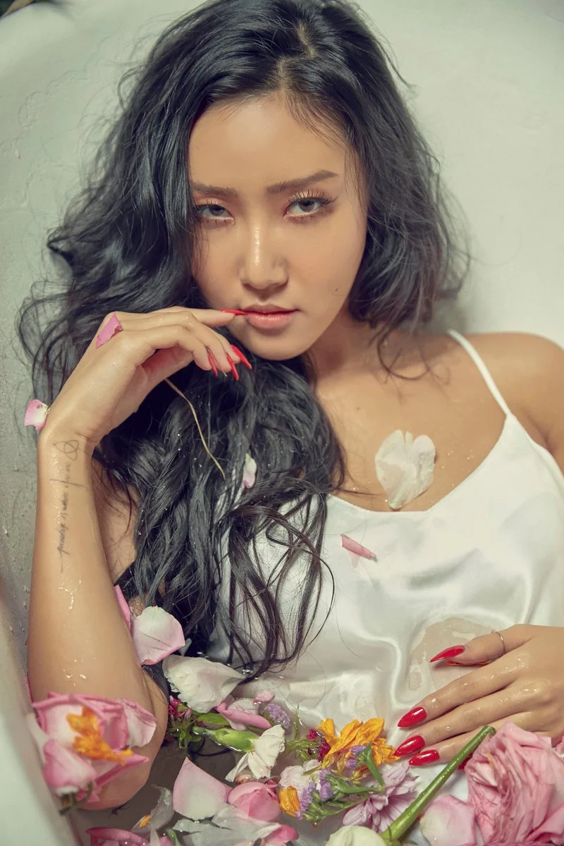 Chân dung phụ nữ với mái tóc dài xoăn gợn sóng