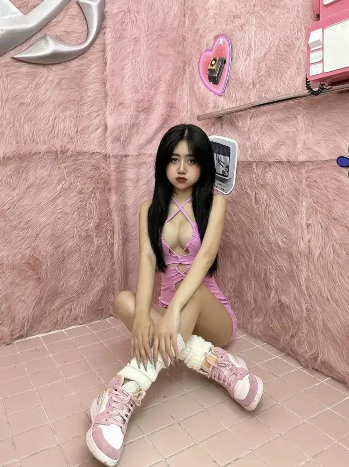 tải hình ảnh Lê Kim Loan bikini cực kỳ hấp dẫn (2)