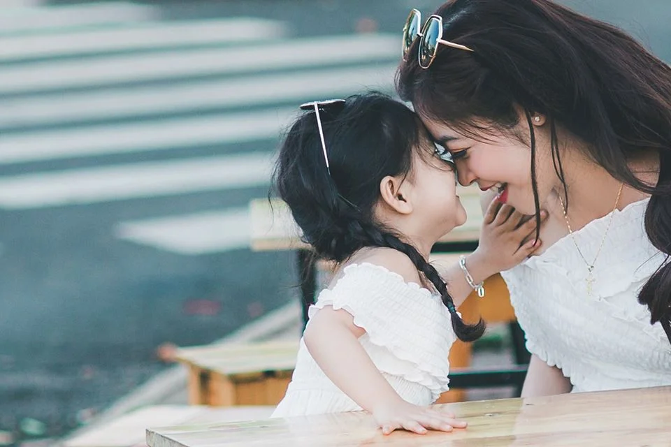 Bộ ảnh mẹ và con gái đều xinh như diễn viên khiến dân mạng không ngừng xuýt xoa khen ngợi