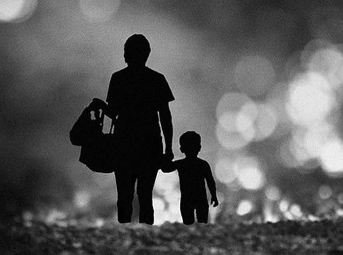 Bóng đen silhouette của mẹ và con đang dắt tay nhau đi