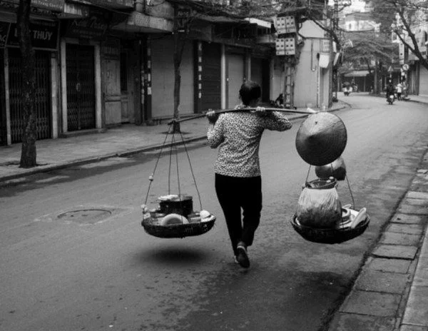 Người mẹ gánh hàng rong trên phố phường