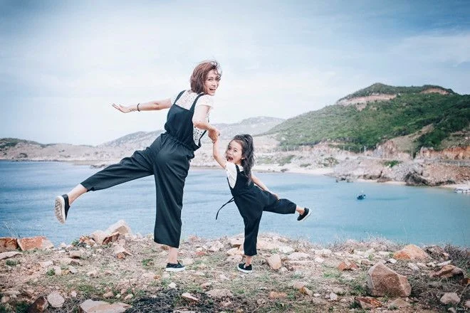 Hai mẹ con vui đùa trên bãi biển