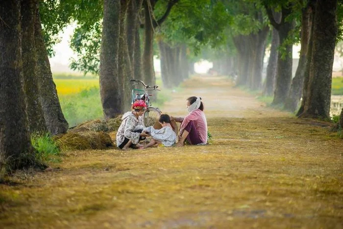 Gia đình quây quần bên nhau dưới hàng cây xanh mát vùng quê