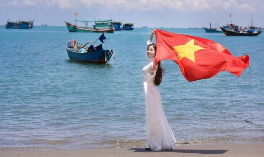 Ảnh nền lá cờ Việt Nam với biển đảo quê hương