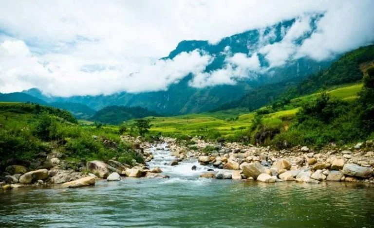 Phong cảnh suối và núi non hùng vĩ trong chuyến du lịch
