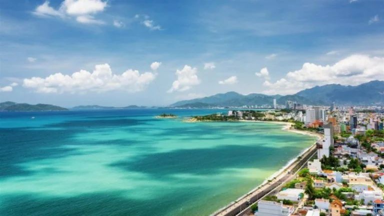 Bãi biển Nha Trang nhìn từ trên cao với làn nước trong xanh trong chuyến du lịch hè