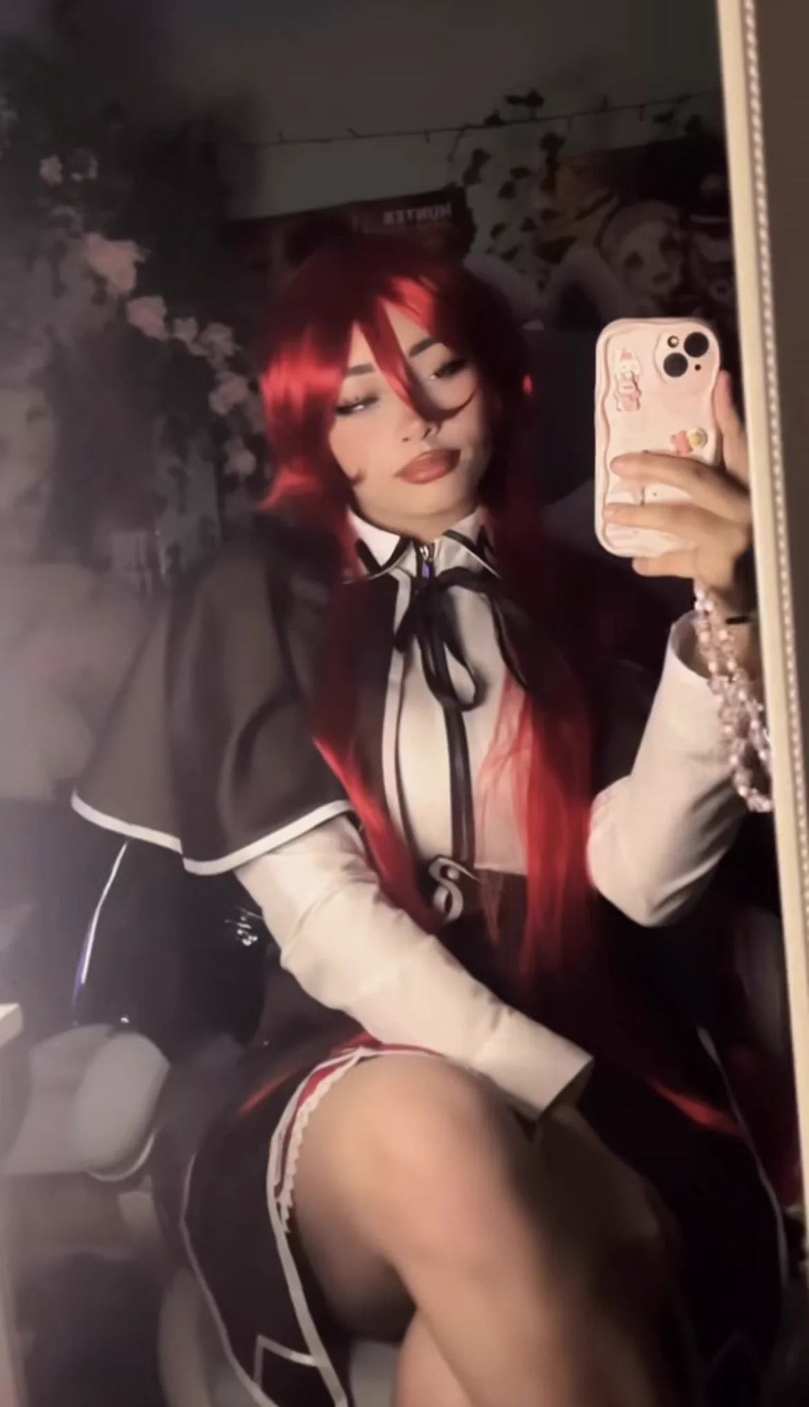 Cô gái cosplay anime với mái tóc đỏ quyến rũ chụp ảnh qua gương