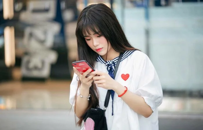 Ảnh gái xinh ngầu cầm điện thoại