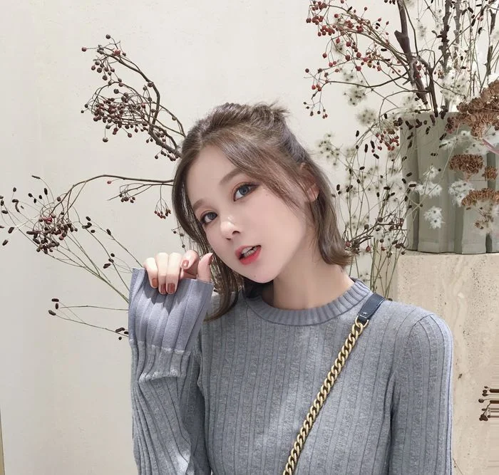 Ảnh gái xinh ngầu tạo dáng hiện đại