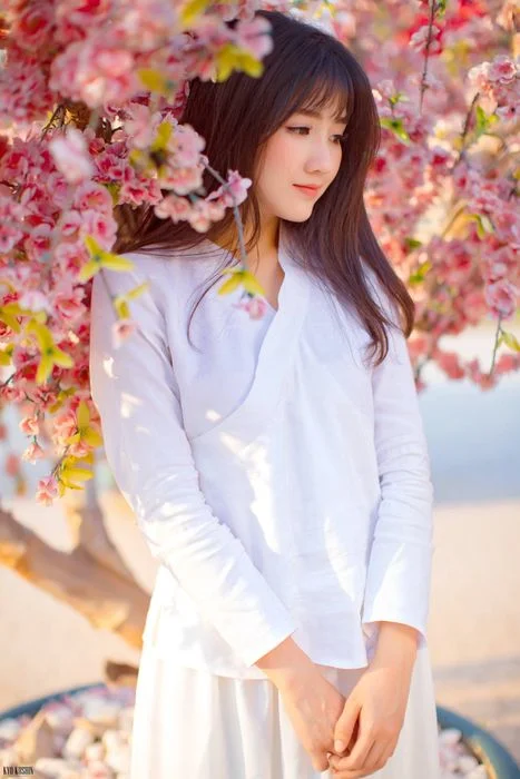 Ảnh gái xinh ngầu bên cành hoa anh đào