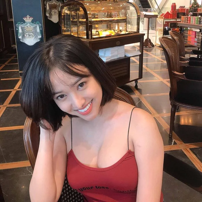 Ảnh gái xinh ngầu với nụ cười rạng rỡ trong không gian quán cafe sang trọng