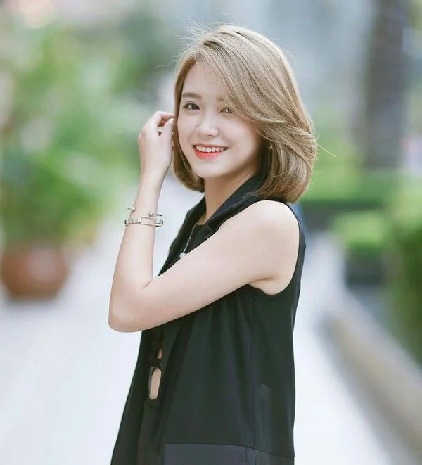 ảnh gái xinh ngầu với mái tóc ngắn và trang phục đen cá tính