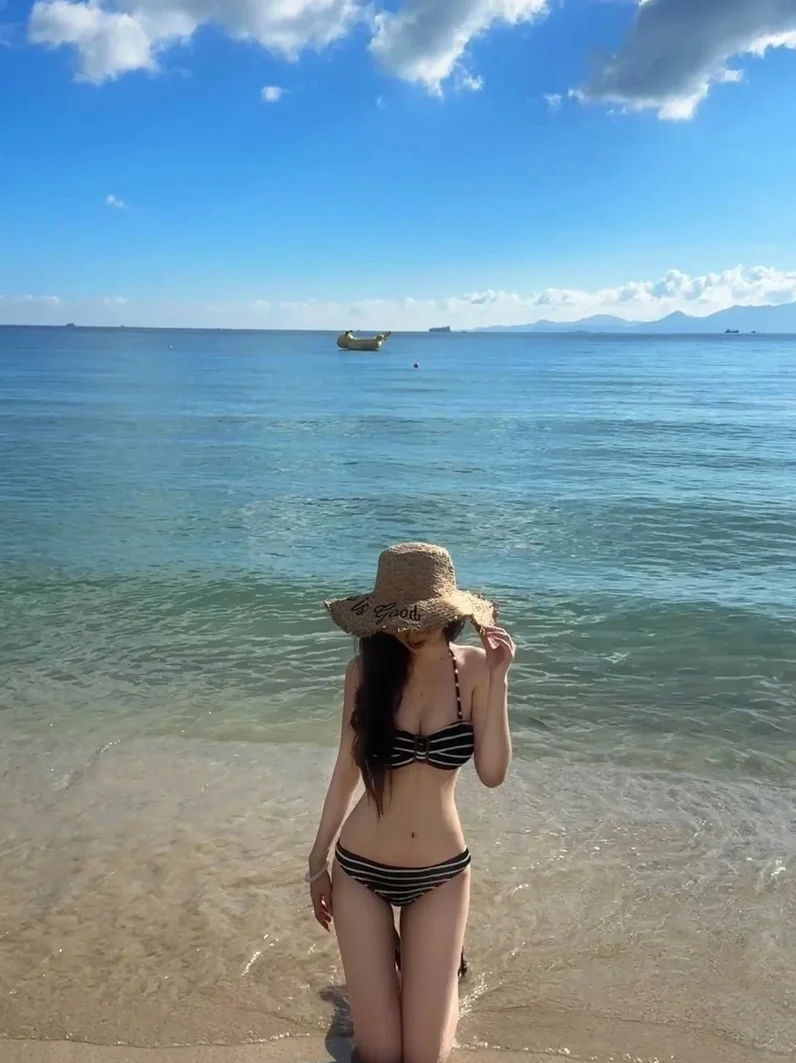 Ảnh gái xinh mặc bikini năng động trên bãi biển
