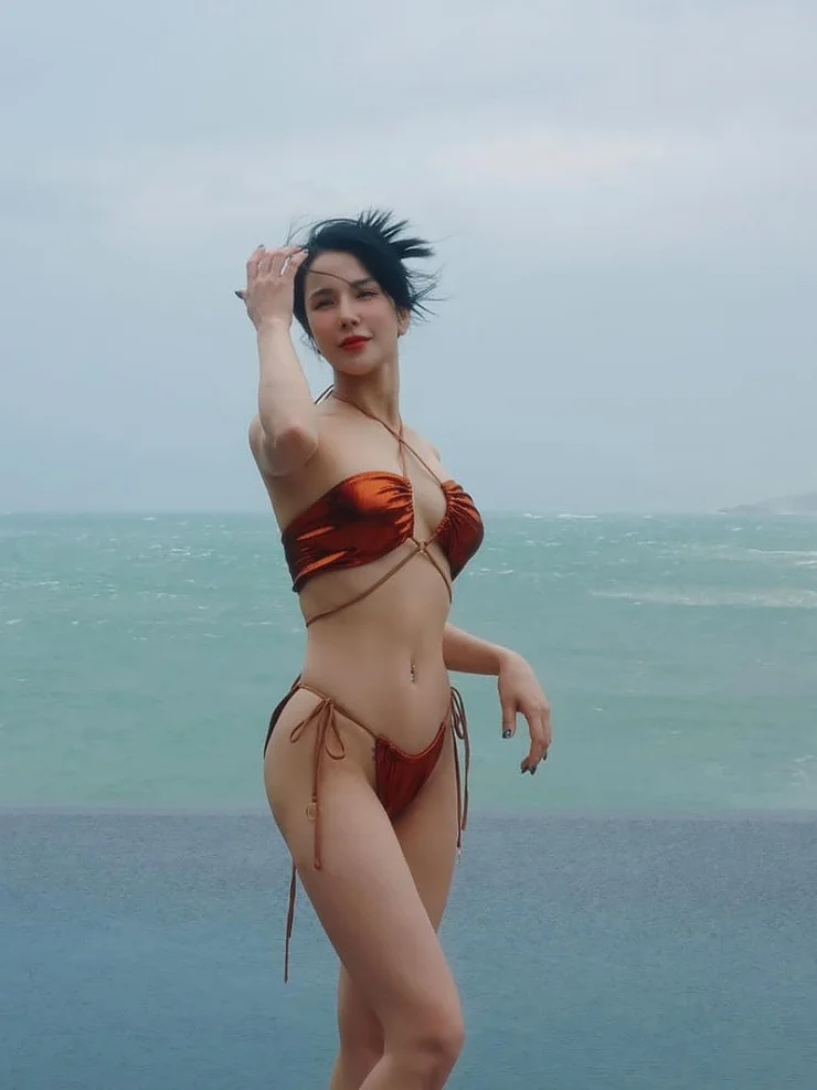 Diệp Lâm Anh mặc bikini tí hon khoe dáng 'gái hai con'