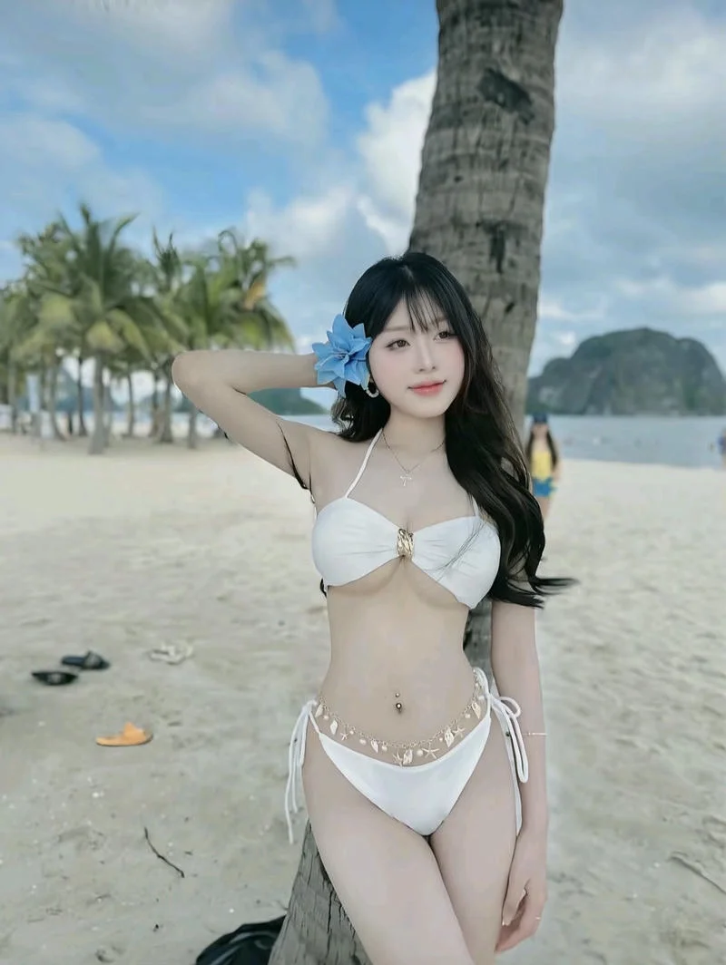 Ảnh gái xinh mặc bikini 2 mảnh màu sắc tươi