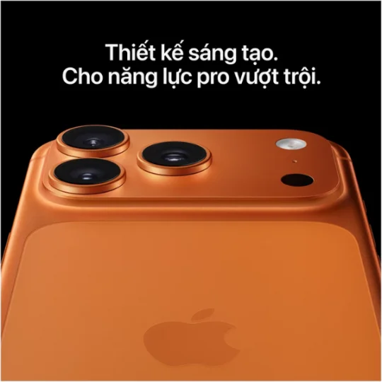 Cận cảnh mặt lưng màu iphone 17 pro max phiên bản cam đồng với cụm 3 camera Pro và logo Apple trên nền đen