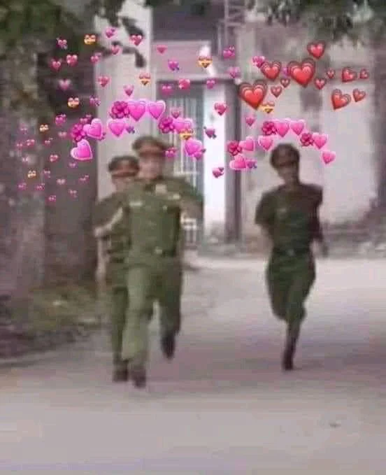 Ảnh meme hài hước với hình ảnh các chiến sĩ đang chạy cùng hiệu ứng trái tim