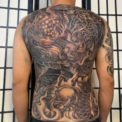 Hình xăm rồng kín lưng phong cách Nhật Bản truyền thống
