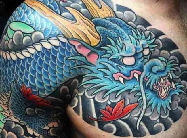 Hình xăm rồng phong cách Nhật Bản chi tiết trên vai và ngực