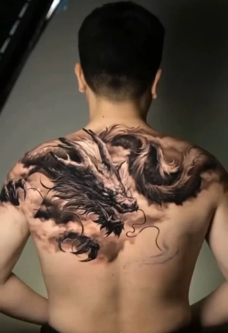 Hình xăm rồng đen trắng trên lưng nam giới