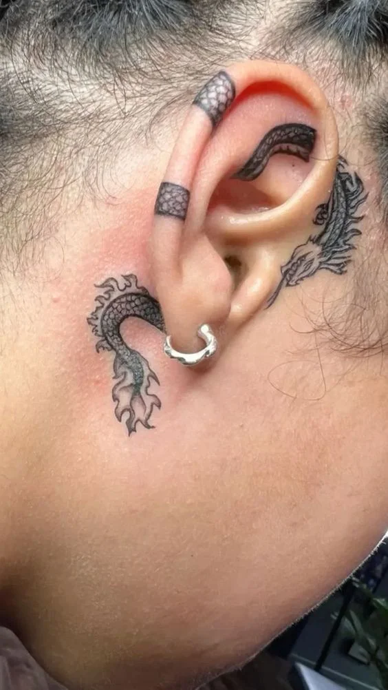 Hình xăm rồng nhỏ sau tai độc đáo