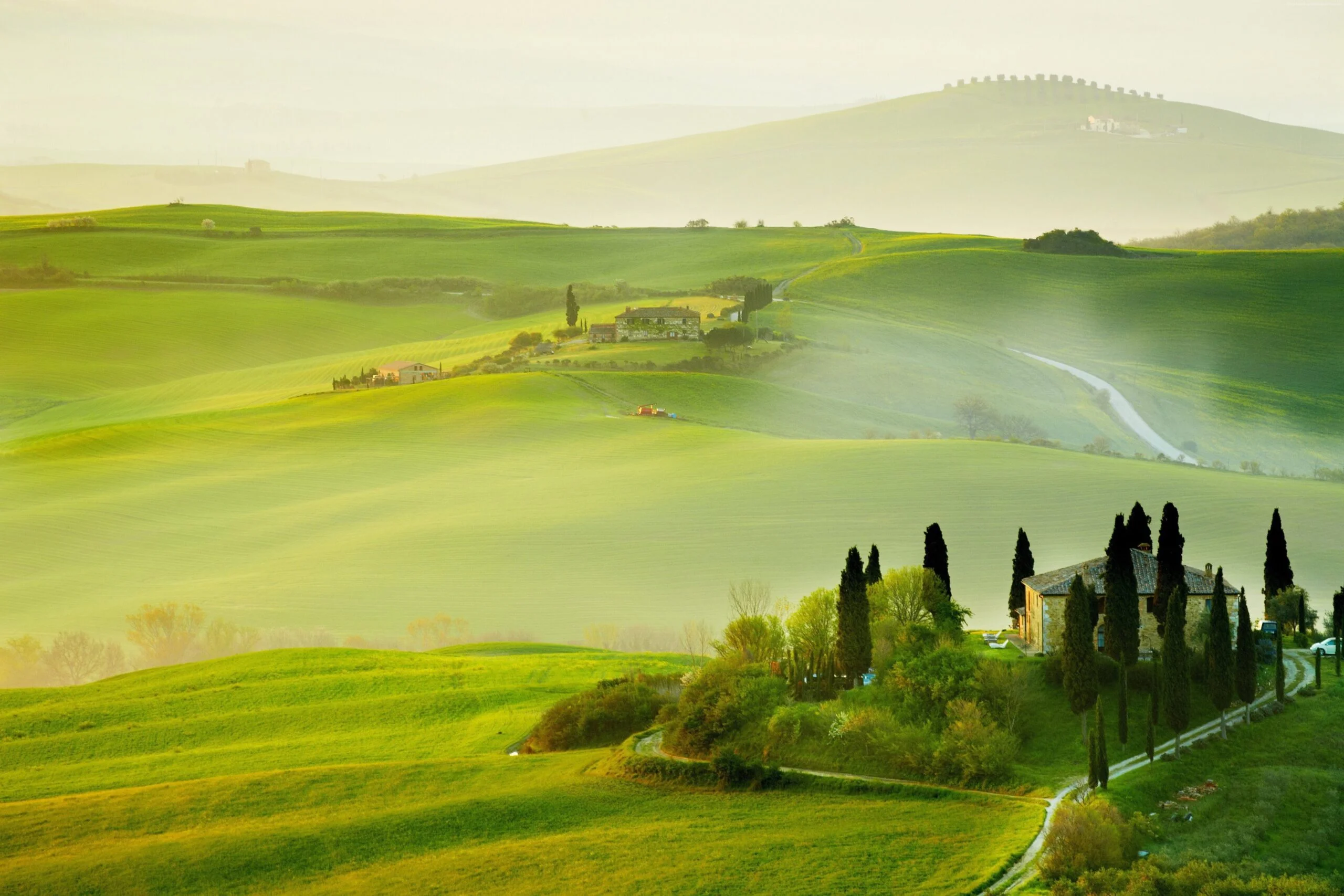 Hình ảnh thiên nhiên hùng vĩ và thơ mộng tại vùng đồi núi Tuscany vào buổi sáng sớm