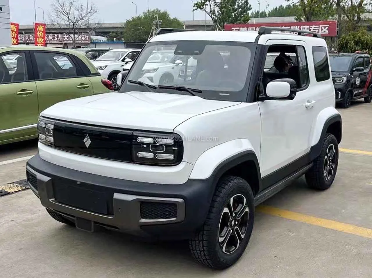 SUV trắng tại bãi xe, hình ảnh minh họa không liên quan trực tiếp đến nạp tiền Binh88 nhanh chóng