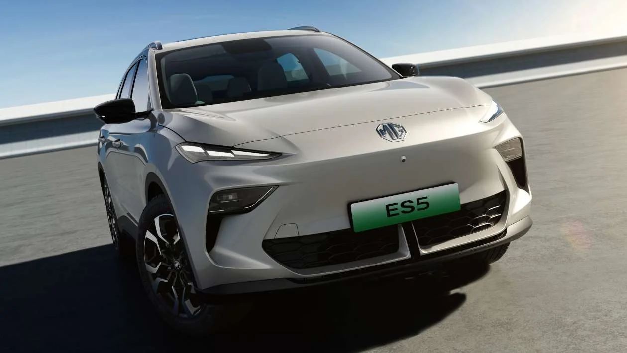 Xe điện MG ES5 màu trắng trên đường cao tốc, hình minh họa cho nạp tiền Binh88 nhanh chóng