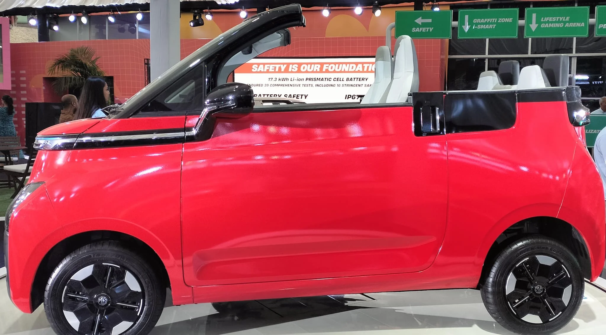 Nạp tiền Binh88 nhanh chóng với hình ảnh xe điện mini màu đỏ hiện đại tại triển lãm