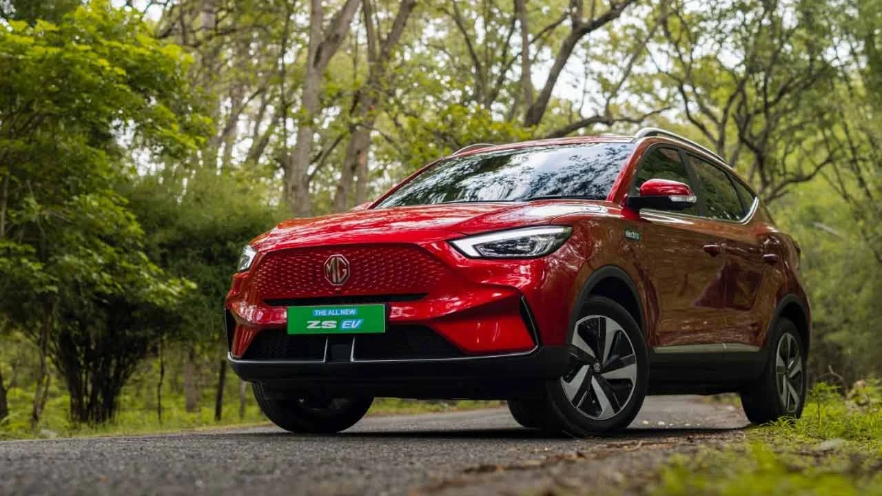 Xe MG ZS EV màu đỏ giữa rừng xanh, hình ảnh minh họa cho nạp tiền Binh88 nhanh chóng